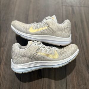 Nike Zoom Winflo 5 Women’s Running Shoes White Gold Size 6.5